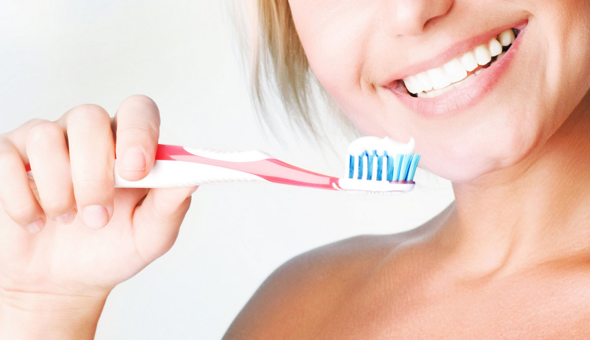 Как правильно чистить зубы и отбелить их