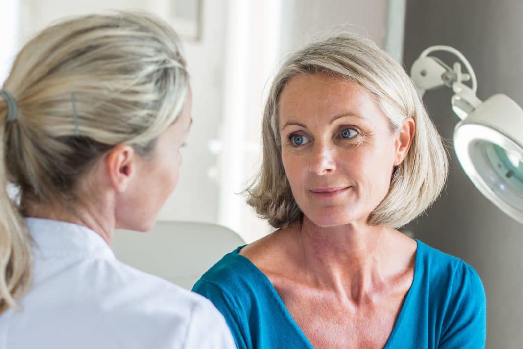 Гормональная терапия при менопаузе: что нужно знать о рисках
