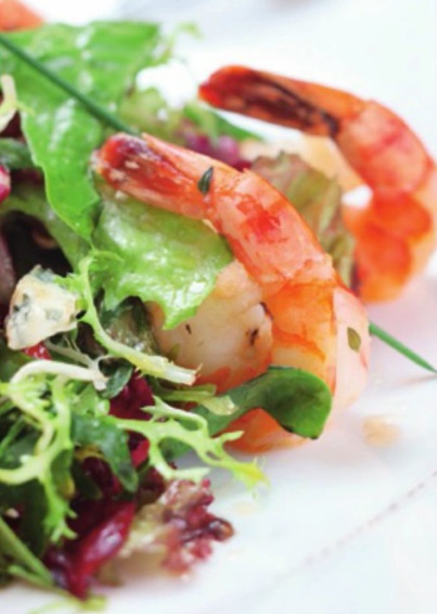 Теплый салат с морепродуктами под соусом бальзамин