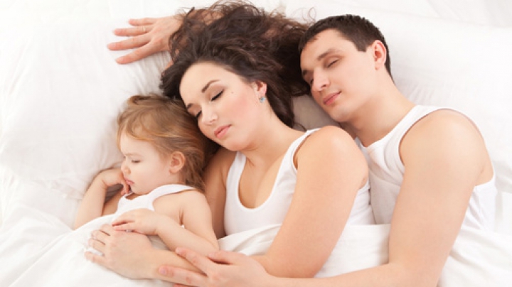 Ребенок спит с родителями. Советы психолога