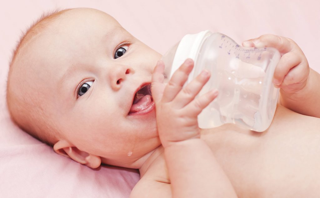 Чем поить малыша? Давать ли воду, какую и сколько?