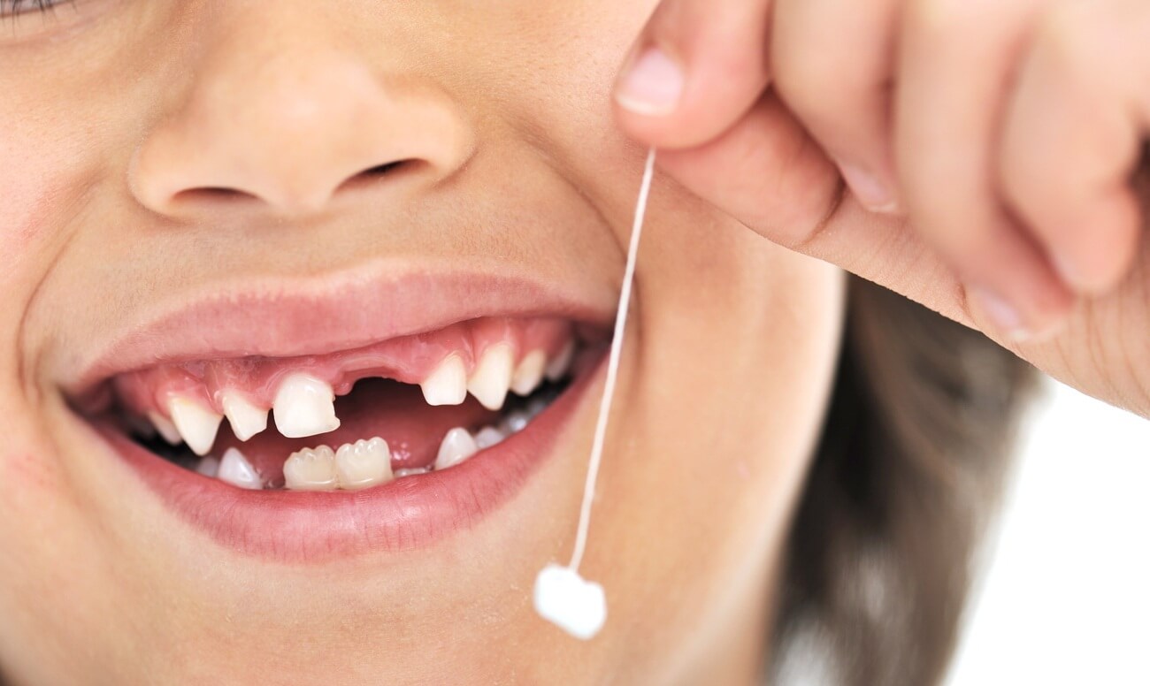 В каком возрасте у ребенка начинают выпадать молочные зубы
