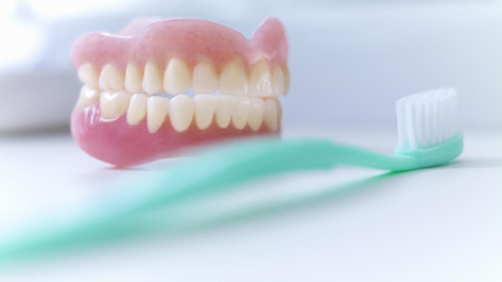 Правильный уход за зубными протезами