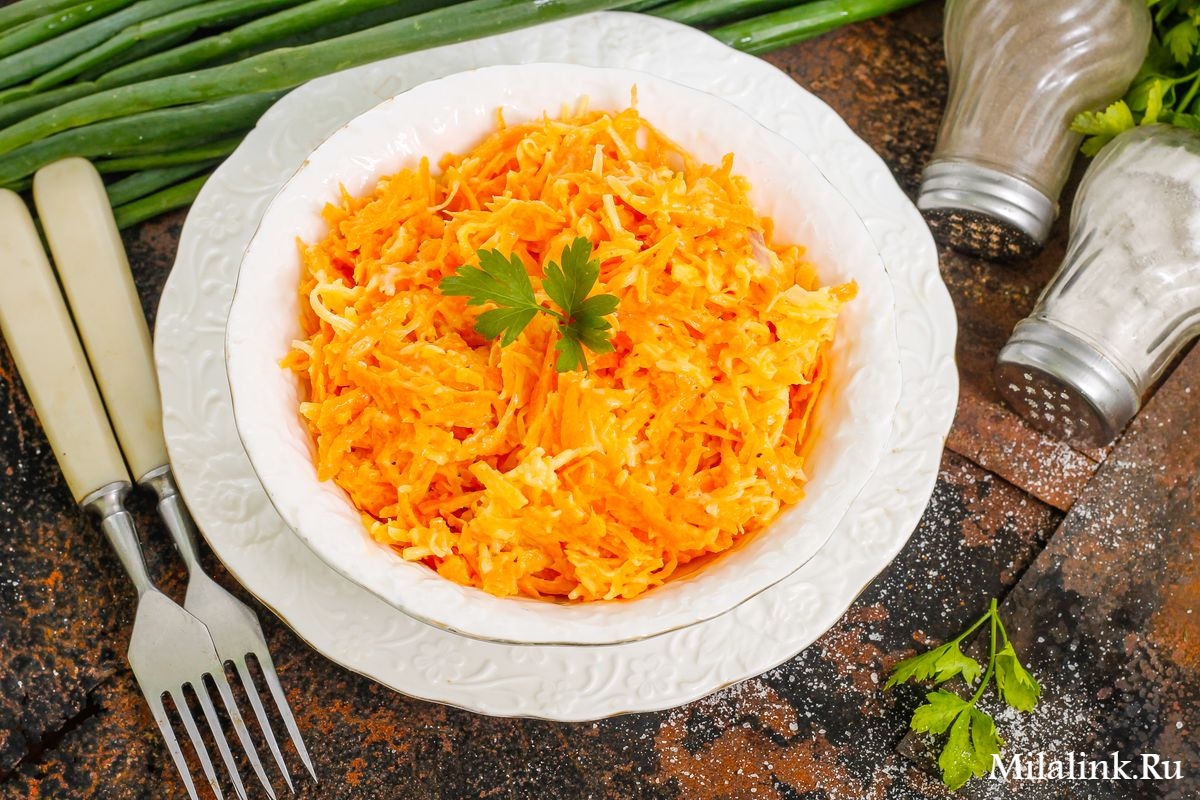 Салат из моркови с сыром чесноком