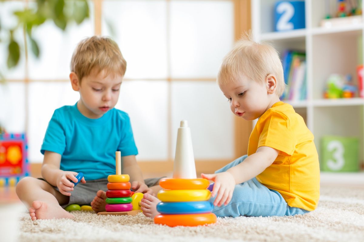 Как научить ребенка делиться игрушками с другими детьми