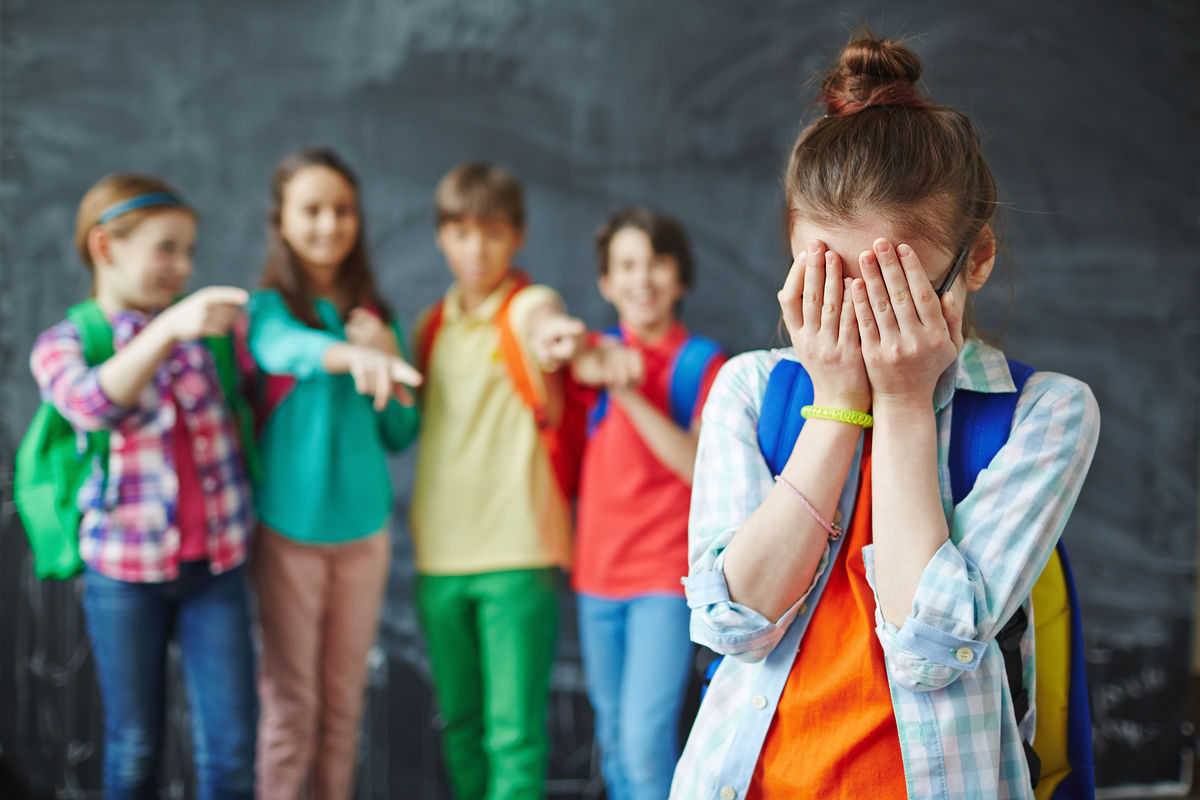 Травля ребенка в классе: причины, симптомы, что делать