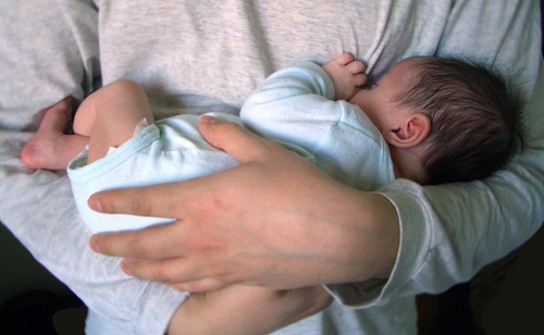 Как удобно, безопасно и полезно носить малыша на руках
