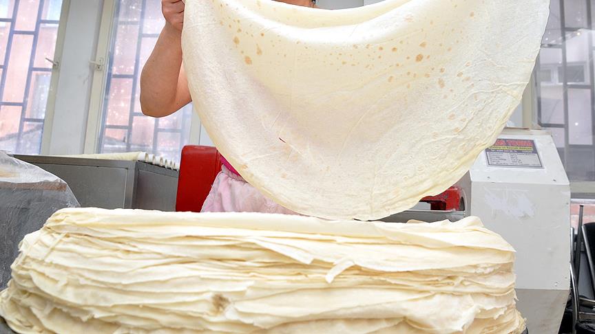 Все давно и хорошо знакомы с армянскими лавашами – длинными тонкими лепешками, тесто юфка — тот же самый лаваш на турецкий манер, более тонкий и широкий, достигает огромных размеров.