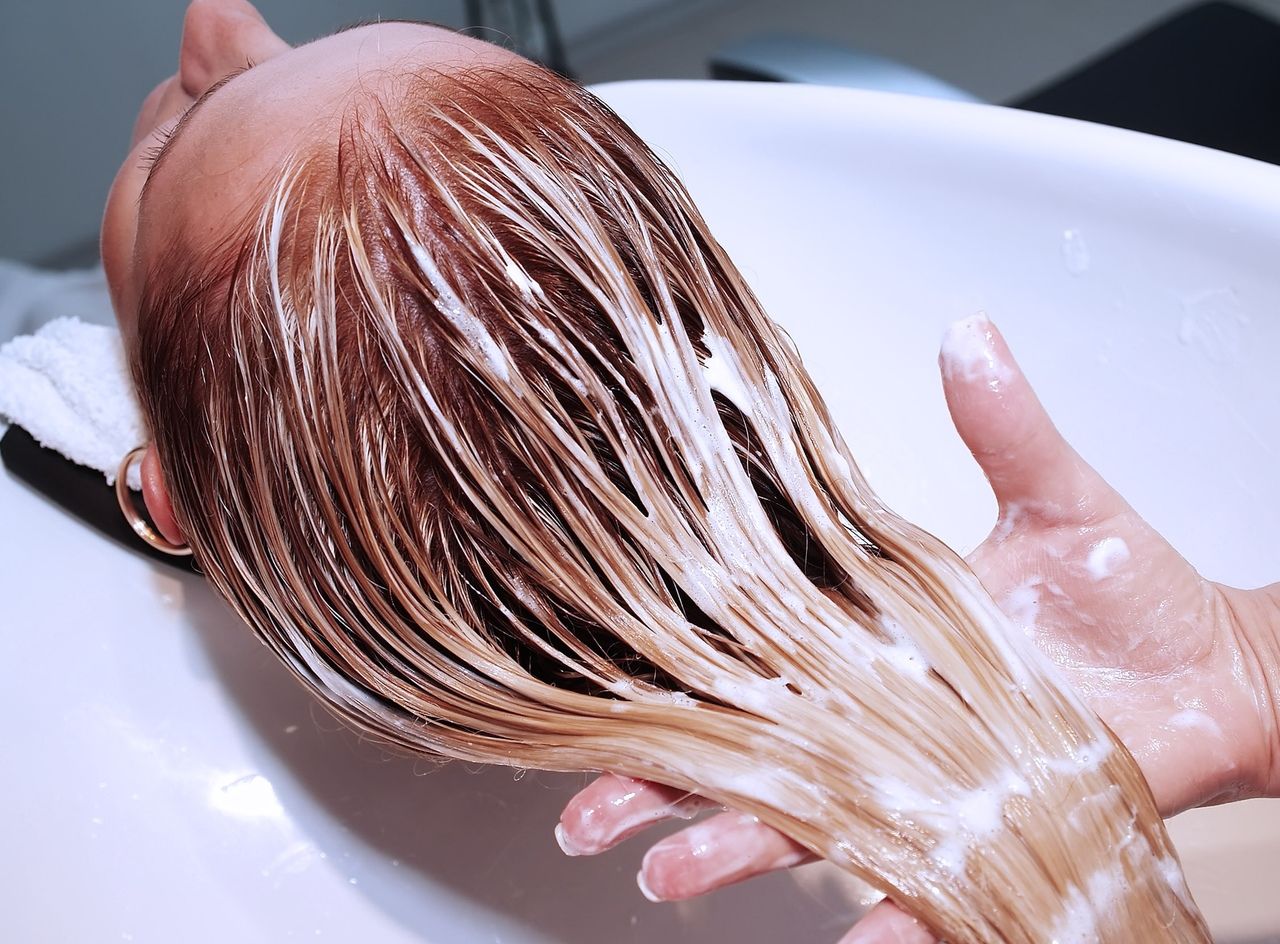 Как смыть краску с волос в домашних условиях
