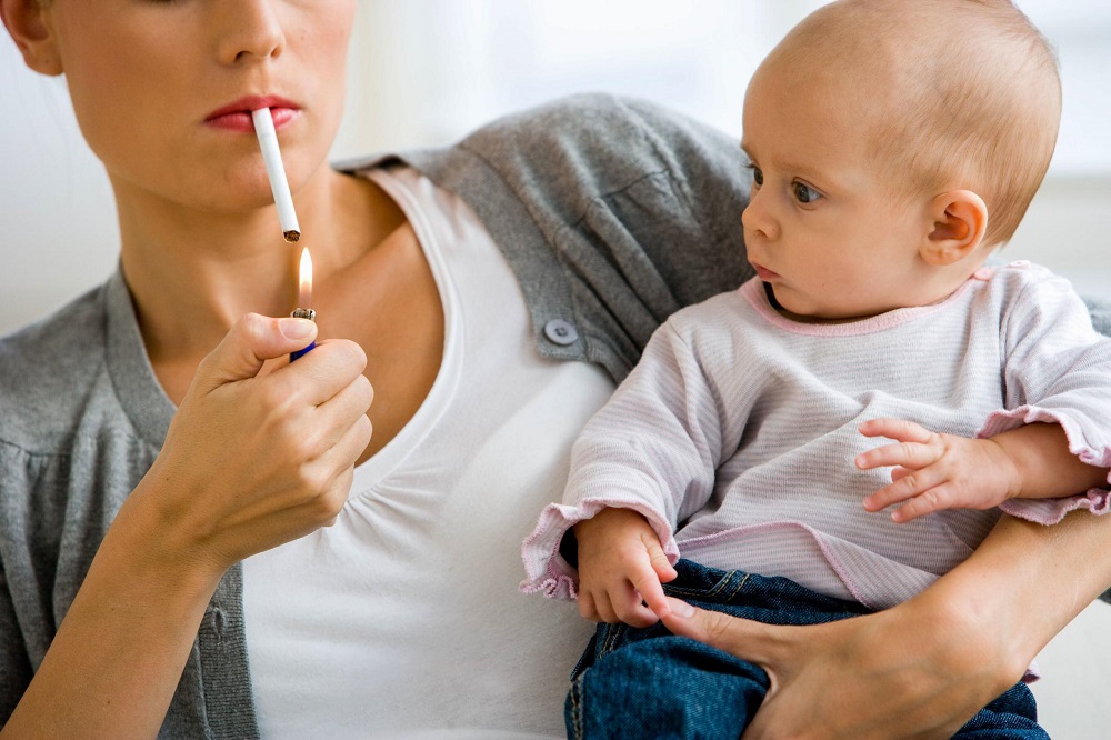 Курение и грудное вскармливание: чем опасно для ребенка