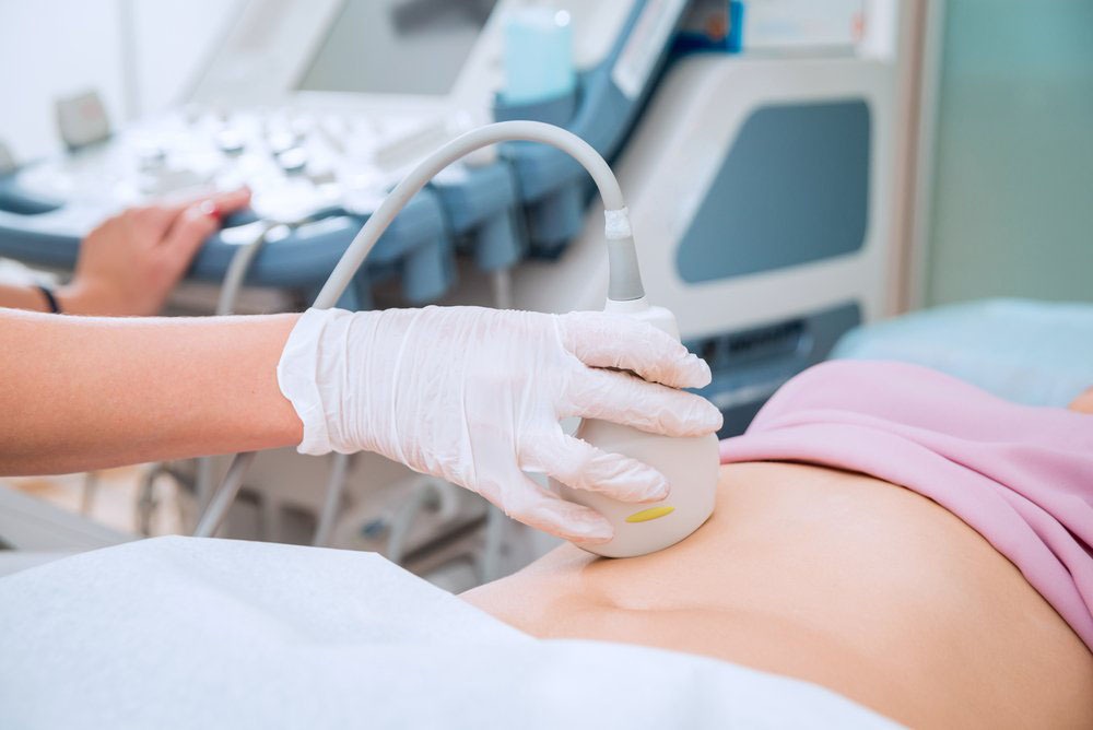 Первые признаки внематочной беременности, ее причины и лечение