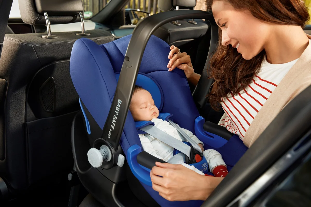 Чем опасны поездки в машине на автокресле для новорожденного и мамы