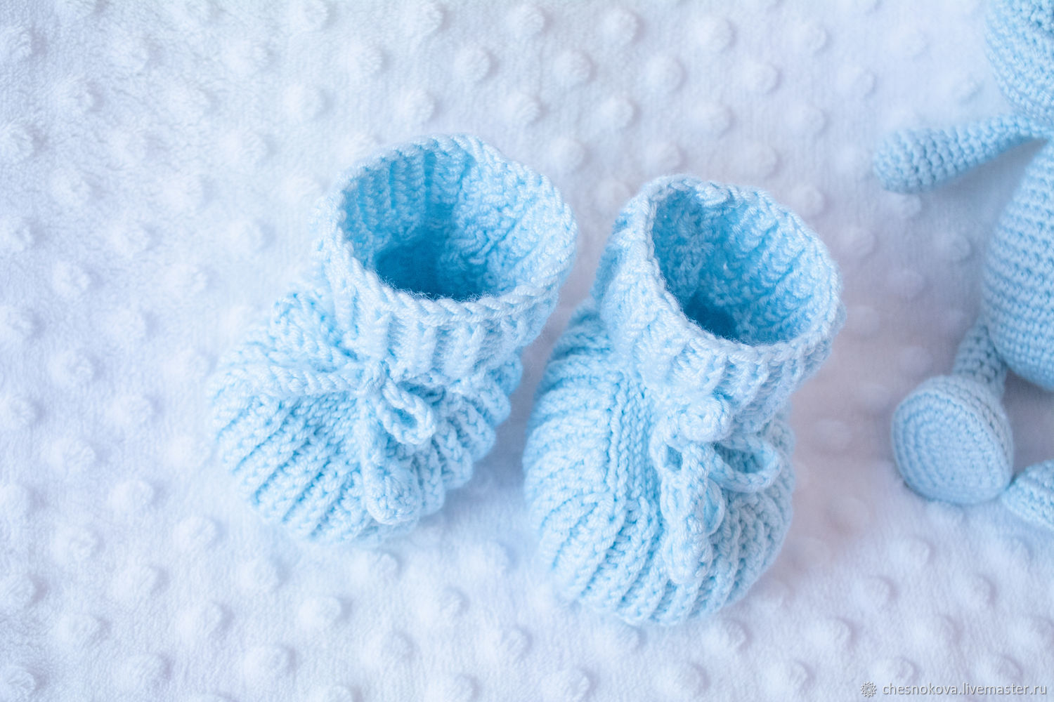 Первая обувь для малыша: пинетки и носочки