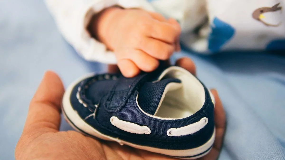 Когда нужно покупать первую обувь малышу
