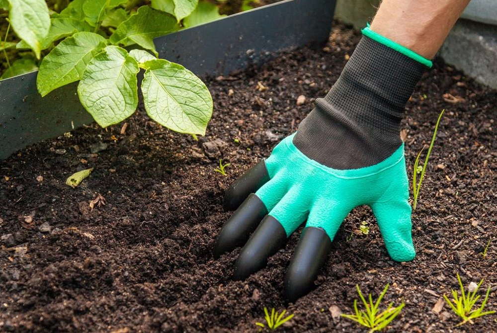 Как защитить руки при работе в саду и огороде