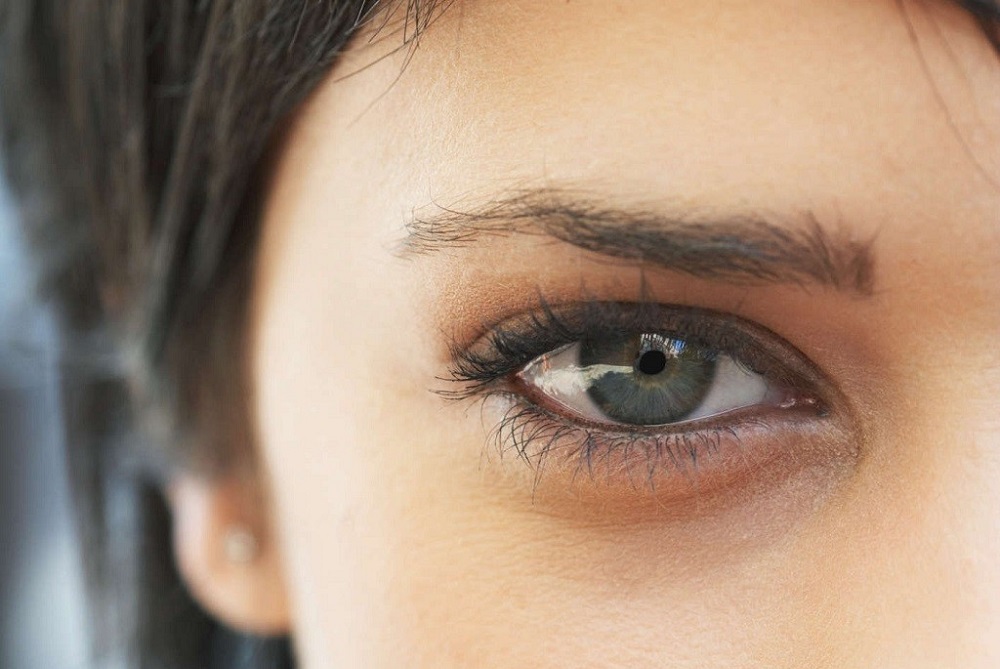 Темные круги и припухшие глаза: причины и лечение