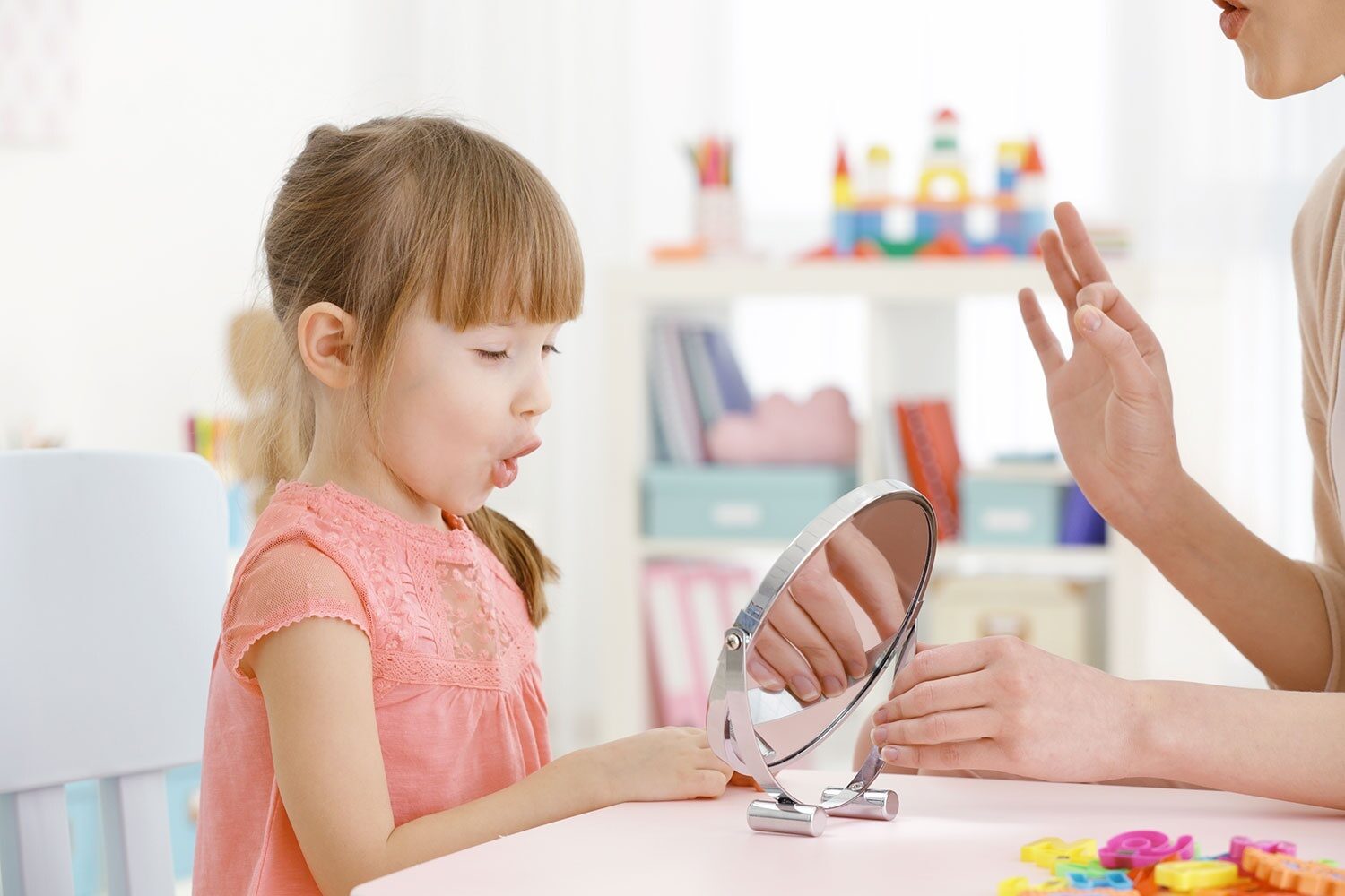 Детский логопед-дефектолог: когда стоит обратиться к специалисту и почему нельзя запускать проблемы с речью у малышей