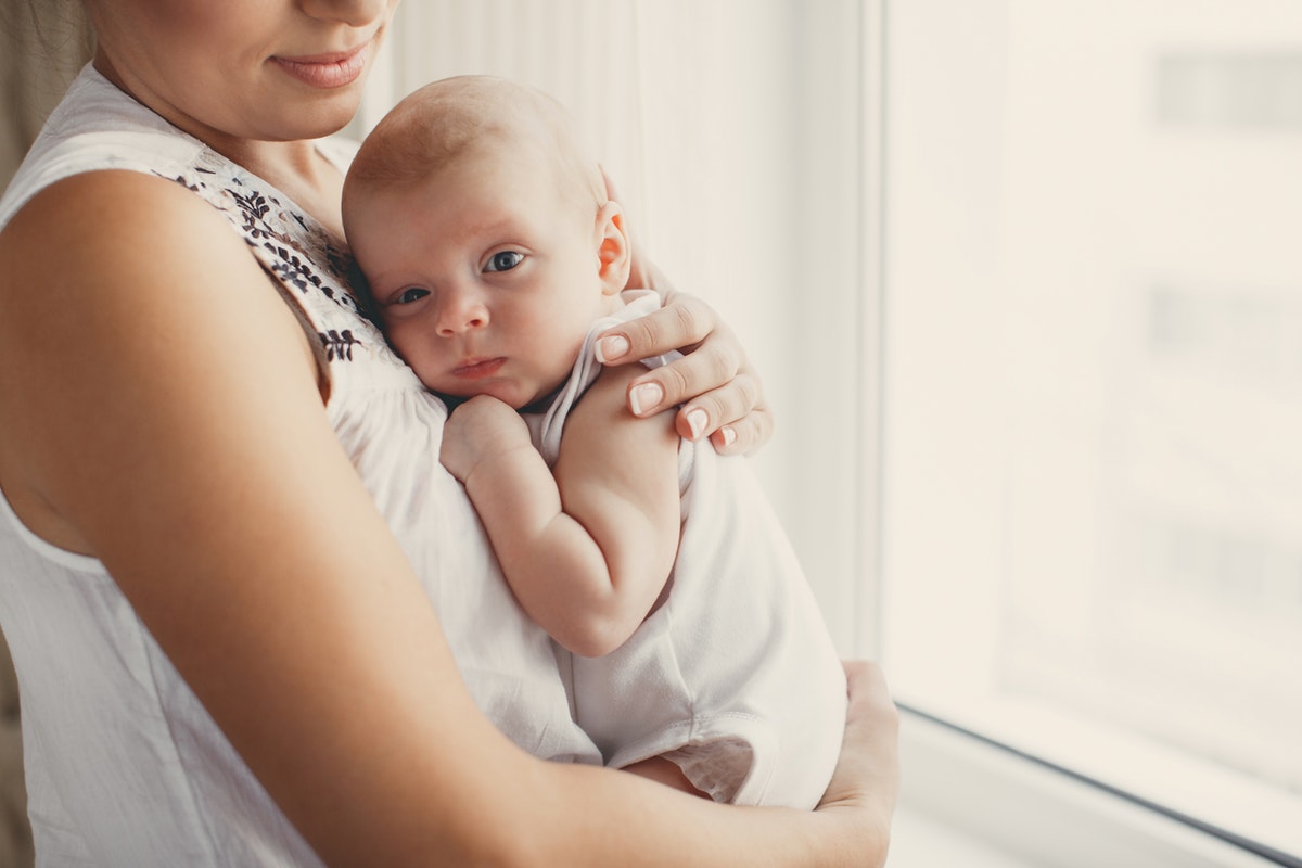 Как правильно носить малыша на руках
